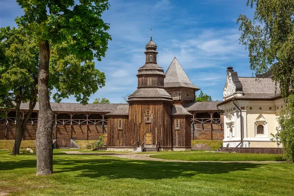 Ukrayna 'nın Chernihiv bölgesinde tarihi ahşap kale ve kilisenin yeniden inşası