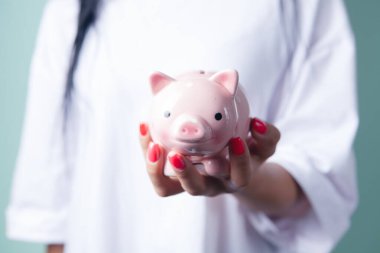 Kumbarası olan genç bir kız