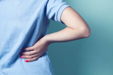 Genç bayanın böbrek ağrısı var.