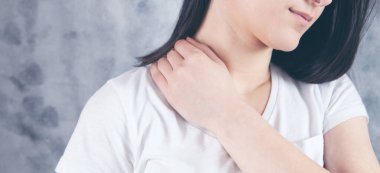 Genç bir kızın boynu ağrıyor.