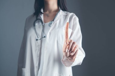 Doktor ekrana tıklıyor.