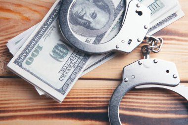 Kelepçe ve para masanın üstünde.