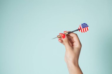 Dartlardan ok tutan kadın