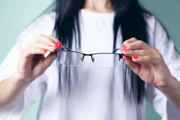 Jovem Mulher Segurando Óculos Ópticos — Fotografia de Stock