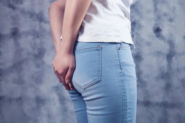 Woman Jeans Holds Ass Haemorrhoids — Stock fotografie