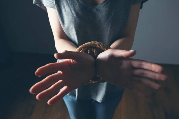 Mãos Uma Jovem Mulher Estão Amarradas Com Uma Corda — Fotografia de Stock