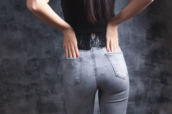 Menina Colocou Mãos Bolso Trás — Fotografia de Stock