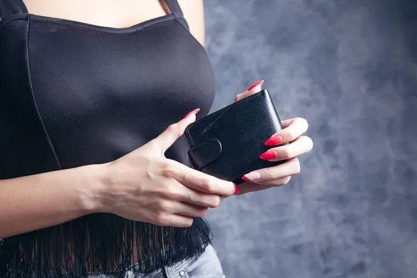 Chica Joven Mostrando Cartera Vacía — Foto de Stock