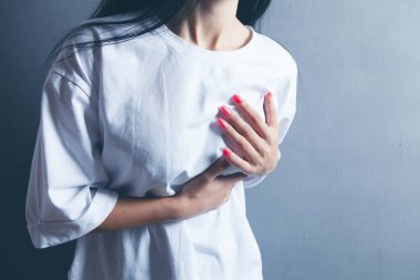 Genç kızın göğsünde ağrı var.