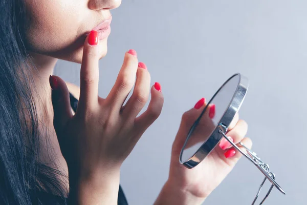 Mujer Joven Revisando Lápiz Labial Con Espejo — Foto de Stock