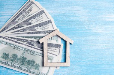 Para ve ev masanın üstünde.