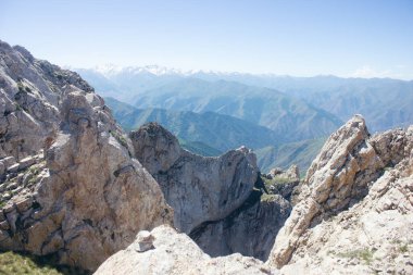 Dağlar ve kayalar mavi gökyüzünün altında