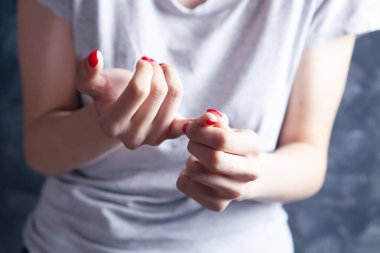 Genç bayanın parmağı ağrıyor.