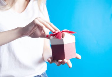 Genç kadın bir hediye kutusu açar