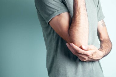 Adamın dirseği ağrıyor.