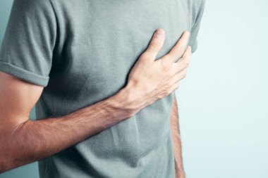 Bir adamın kalp ağrısı vardır.