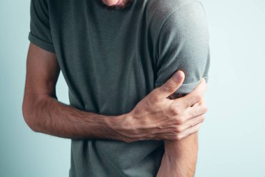 Adamın omzu ağrıyor.