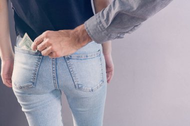 Cebinden para çalıyor.