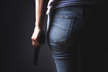 Bir tabanca tutan genç kadın