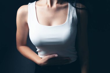 genç bir kız bir mide ağrısı vardır