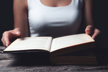 Kitap okuyan genç bir kadın.
