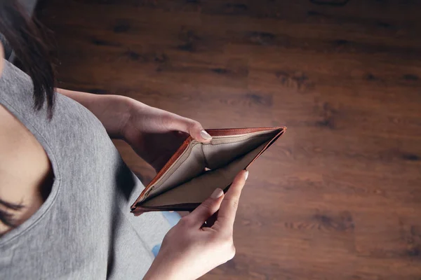 Young Girl Showing Empty Wallet — Stock Photo, Image