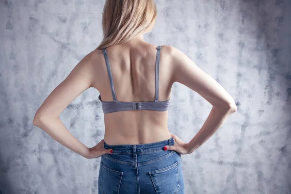 Vrouw Staan Met Haar Rug Beha — Stockfoto