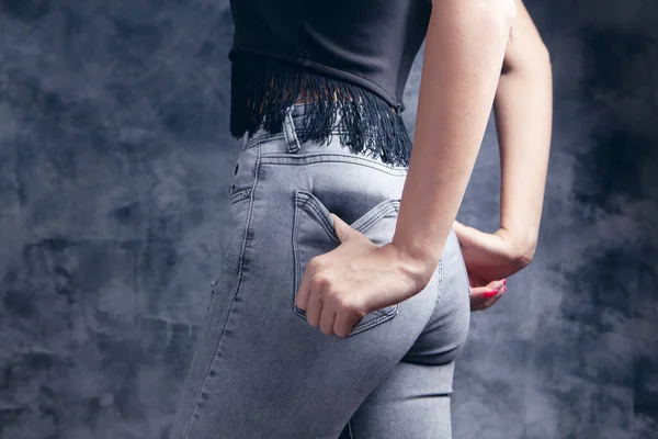Chica Con Jeans Posando Vista Posterior —  Fotos de Stock