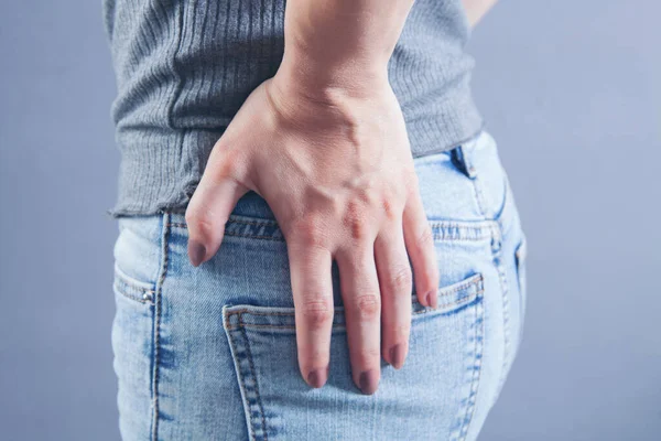 Ragazza Posa Jeans Vista Posteriore — Foto Stock