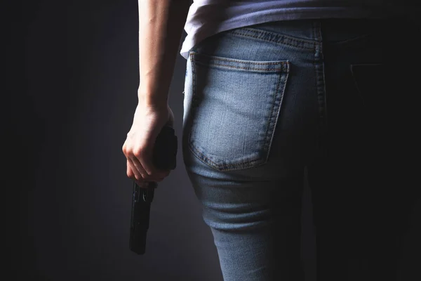 Mujer Joven Sosteniendo Una Pistola —  Fotos de Stock