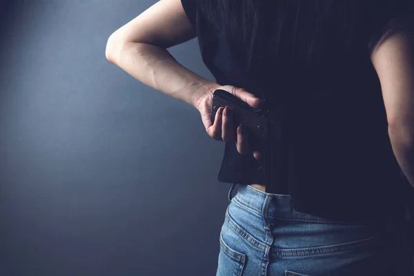 Frau Mit Waffe Hinter Dem Rücken — Stockfoto