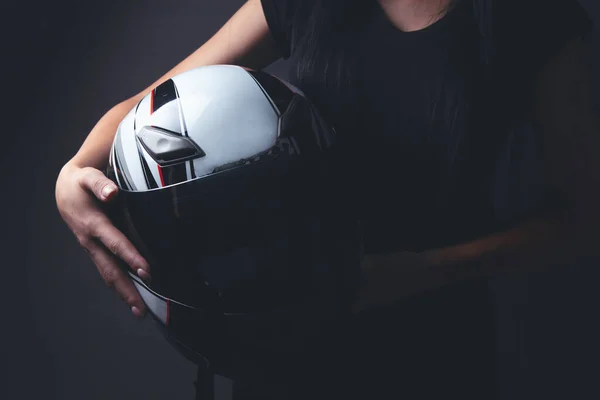 Γυναίκα Στέκεται Κρατώντας Κράνος Από Μοτοσικλέτα — Φωτογραφία Αρχείου