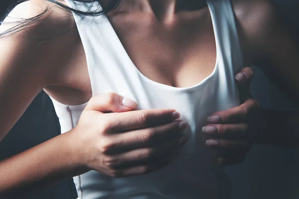 年轻女子性保持乳房 — 图库照片