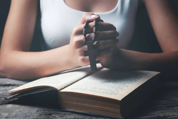 Женщина Молится Книге Держа Крест — стоковое фото