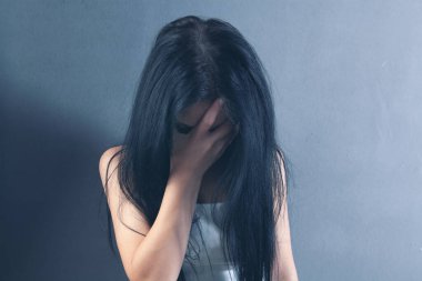 Genç bir kadının başı ağrıyor.