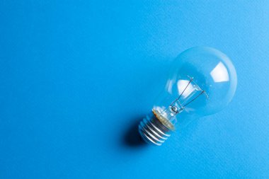 Mavi arkaplanda ampul