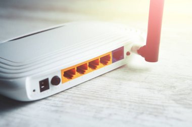 Masadaki beyaz kablosuz ağ adaptörü