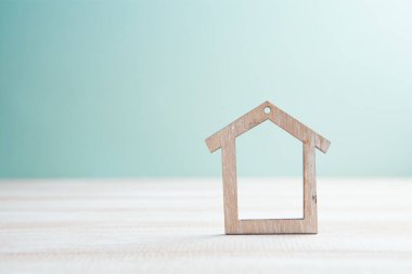 Masadaki küçük ev.