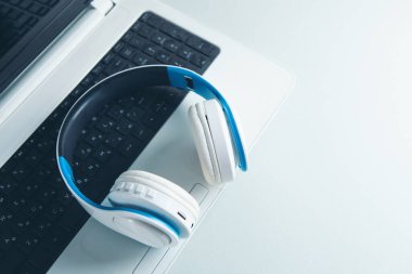 Dizüstü bilgisayarda büyük beyaz kulaklık