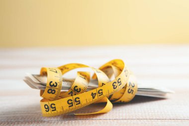 Bantla sarılmış dolar banknotları