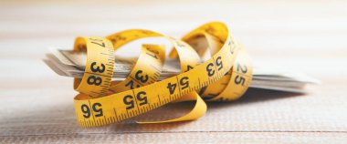 Bantla sarılmış dolar banknotları