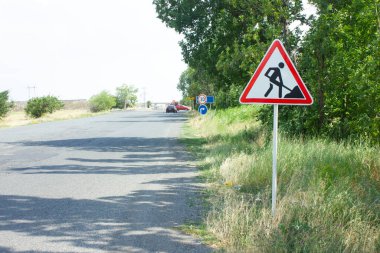 Yol tabelasının yanında işler devam ediyor.