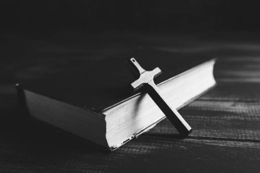  Kitap ve haç masanın üzerinde.