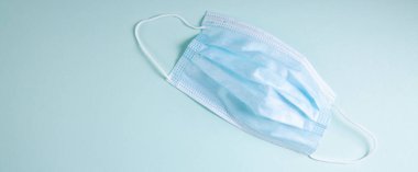 Mavi arka planda tek kullanımlık tıbbi maske