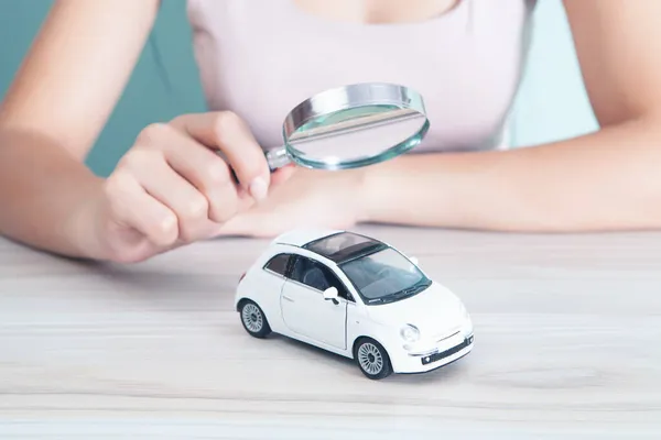 Mulher Com Uma Lupa Olha Para Carro Carro Conceito Pesquisa — Fotografia de Stock