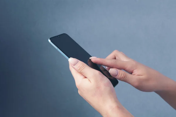 Young Girl Stands Phone — Stock Photo, Image