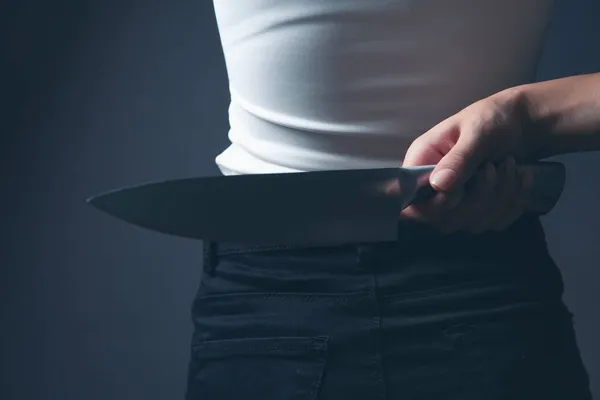 Женщина Держащая Нож Сзади — стоковое фото