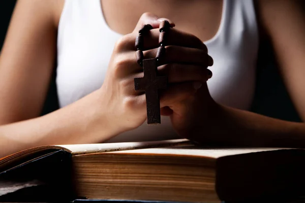 Žena Modlící Knihu Držící Kříž — Stock fotografie