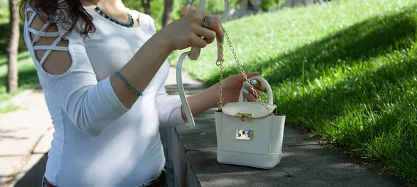 Mulher Segurando Bolsa Parque — Fotografia de Stock