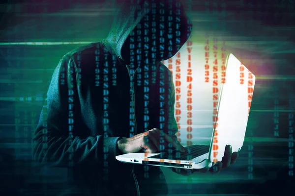 Haker Kapturze Trzyma Laptopa — Zdjęcie stockowe